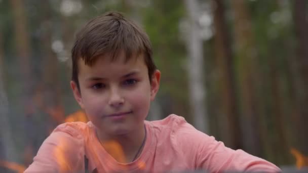 Θλιβερός αυτιστικός έφηβος καίει φωτιά στο δάσος. Έννοια της εφηβικής κρίσης — Αρχείο Βίντεο