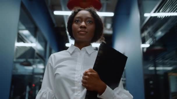 Mujer afro grave va a reunirse en el pasillo. Empresaria caminando en meetup — Vídeo de stock
