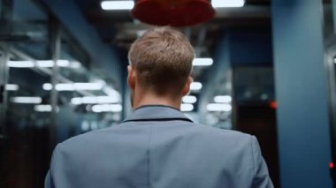 Koridorda resmi takım elbiseyle yürüyen işadamlarının arka planı.