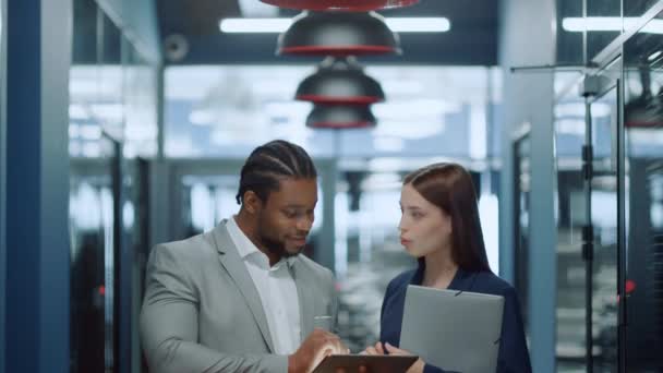 Çok ırklı bir çift ofiste buluşmaya hazırlanıyor. Tablet kullanan meslektaşlar — Stok video