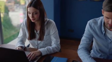 İş merkezindeki iş yerinde uzaktan kumandalı çalışan çok ırklı iş ekibi.