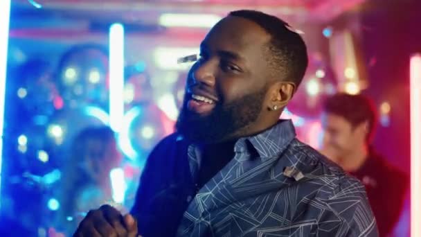 Az afro-amerikai férfi mozgolódik a klubban. Afro srác kacsint a partin — Stock videók