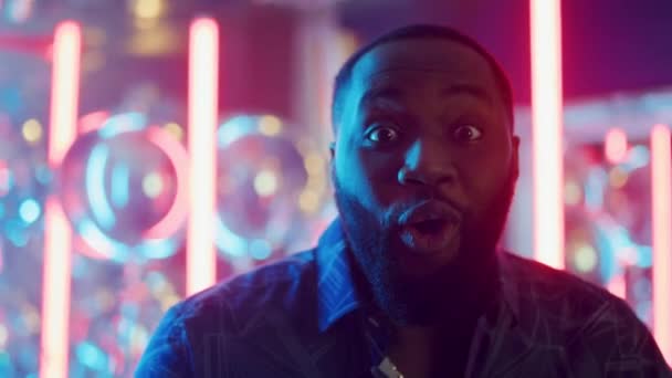 Hombre afroamericano disfrutando de la fiesta. Afro chico vomitando confeti en el club — Vídeos de Stock