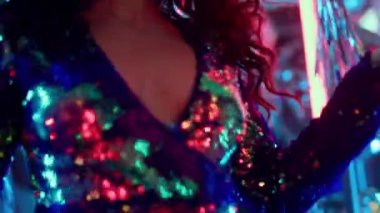 Genç bir kadın partide göğüslerine dokunuyor. Gece kulübünde hareketler yapan seksi kız.