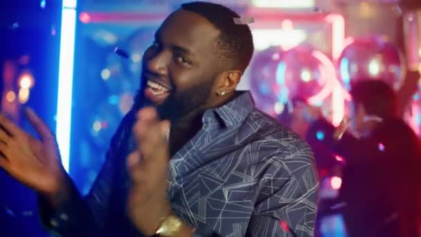 Um homem africano adorável a bater palmas na festa. Afro cara passar tempo no clube — Vídeo de Stock