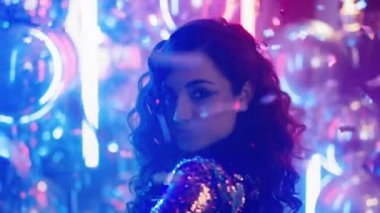 Tatlı kadın gece kulübünde ağır çekimde hareket ediyor. Partide dans eden kız