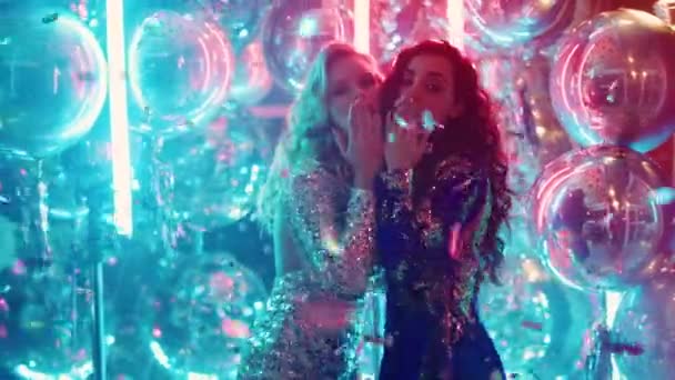 Mooie vrouwen ontspannen in een nachtclub. Ontspannen meisjes het verzenden van lucht kussen op feest — Stockvideo