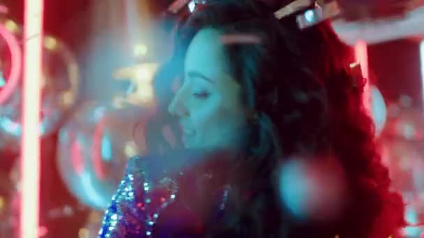 Édes lány, aki konfetti alatt mozog. Szerető nő táncol a nightclubban — Stock videók