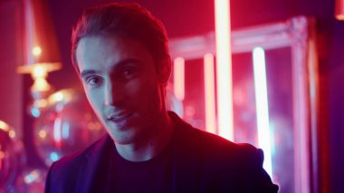 Romantik adam partide gülüyor. Partide hava öpücüğü yollayan bir erkek.