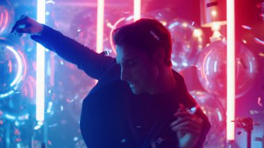 Enerjik adam gece kulübünde eğleniyor. Partide erkek cesedi taşınıyor.