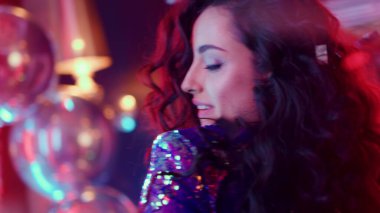 Gece kulübünde dans eden sevimli kız. Partide sevgi dolu bir gece kulübü.