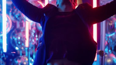 Zafer adamı partide zafer jestleri yapıyor. Kazanan adam gece kulübüne atlıyor.