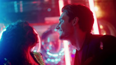 Gece kulübünde arzuyla dans eden seksi çift. Kadın ve erkek parti veriyor.