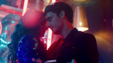 Kulüpte alınlarına dokunan sevecen erkek ve kız. Partide taşınan çift.