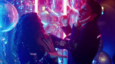 Neşeli erkek ve kadın kulüpte eğleniyor. Bir çift gece kulübüne taşınıyor.