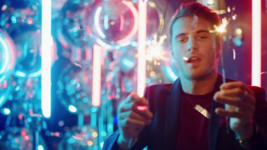 Mutlu adam cesedi konfeti altında taşıyor. Gece kulübünde dans eden neşeli erkek.