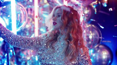 Partide telefonda video çeken güzel bir kız. Kulüpte poz veren hoş bir kadın.