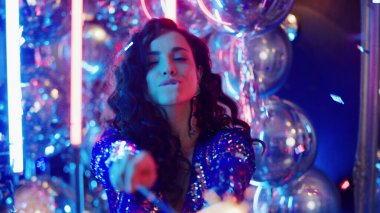 Gece kulübünde bengal ışıklarıyla dans eden romantik kız. Partide kulüplere giden kadın