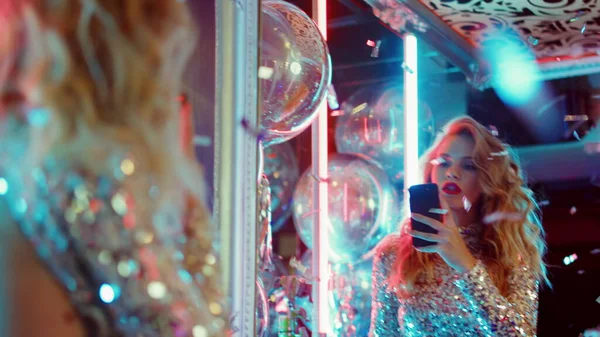 Hermosa mujer haciendo selfie en la fiesta. Chica mirando el espejo en el club nocturno — Foto de Stock