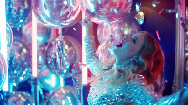 Menina atraente se divertindo no fundo lâmpadas de néon. Mulher pulando na festa. — Fotografia de Stock