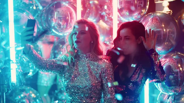 Kulüpte video çeken sevimli kızlar. Kız arkadaşlar partide selfie çekiyorlar.
