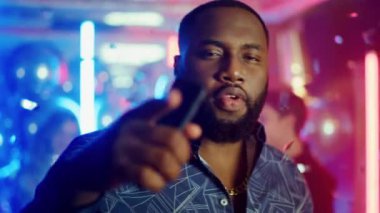 Kulüpte şarkı söyleyen afro adam. Mutlu Afrikalı adam disko partisinde vakit geçiriyor.