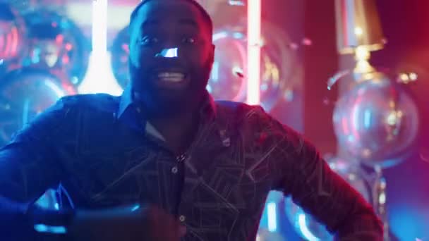 Un Afro-Américain faisant des mouvements à la fête. Afro gars dansant en club — Video