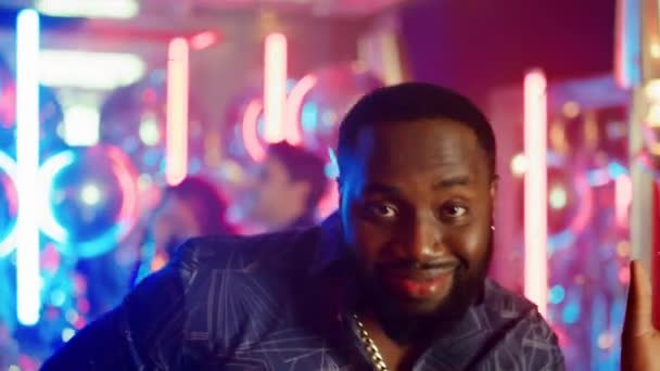 Afrykański Amerykanin tańczący pod konfetti. Afrykanin imprezuje w klubie disco — Wideo stockowe