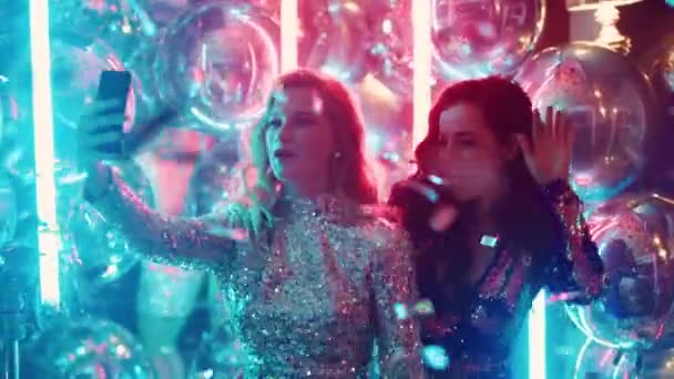 Aranyos barátnők videóznak a klubban. Lány barátok szelfit csinálnak a bulin — Stock videók