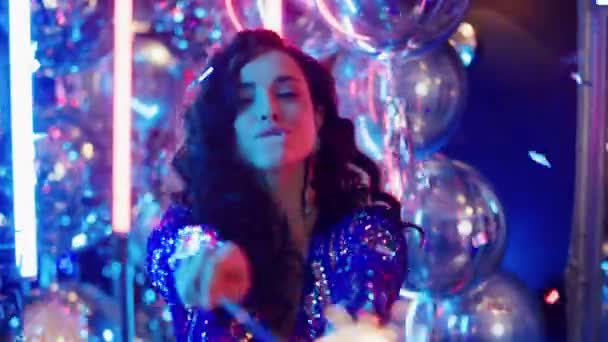Ρομαντικό κορίτσι που χορεύει με φώτα μπένγκαλ σε κλαμπ. Γυναικεία κλάμπινγκ στο πάρτι — Αρχείο Βίντεο