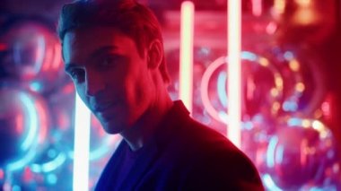 Partide dudak ısıran süslü bir adam. Gece kulübünde hava öpücüğü gönderen çekici bir adam.