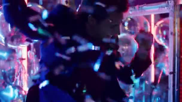 Um homem entusiasmado a divertir-se na festa. Victory cara vomitando confete em boate — Vídeo de Stock