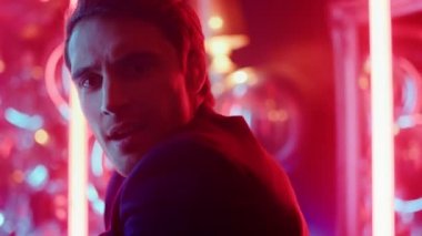 Partide dans eden yakışıklı adam. Gece kulübünde robot hareketleri yapan çekici bir adam.