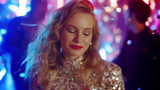 Smyslná žena posílá vzdušný polibek do nočního klubu. Dívka tančí na neonovém pozadí — Stock video
