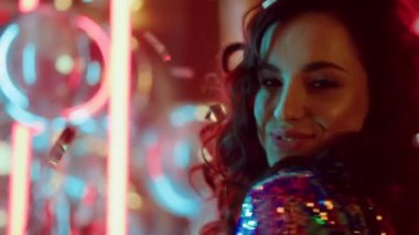 Gece kulübünde ceset taşıyan mutlu kız. Bir kadın partide vakit geçiriyor.