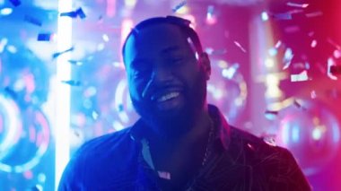 Afrikalı Amerikalı adam partide el hareketi yapıyor. Kulüpte dikilen afro adam.