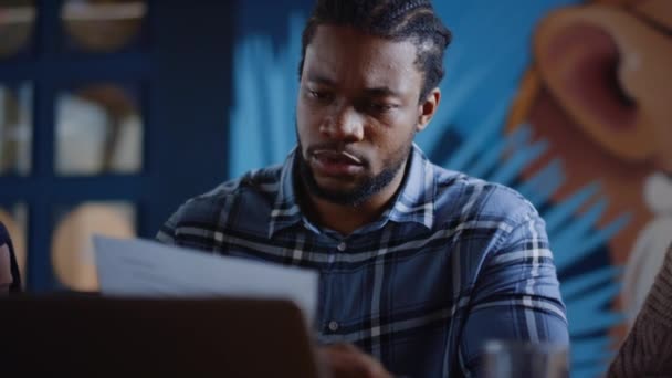 Zaklatott afro ember dobott papírt coworking. Férfi gyűrődési dokumentum az irodában — Stock videók