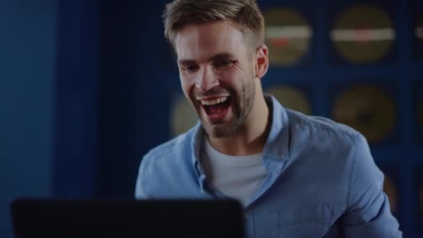 Portré izgatott üzletember élvezze a győzelmet coworking. — Stock videók