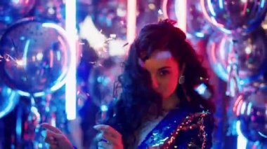 Kulüpte bengal ışıklarıyla dans eden gülümseyen kız. Kadın konfeti altında parti veriyor.