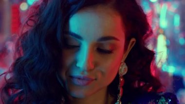 Gece kulübünde gülümseyen kız yüzü. Kulüpte yüz ifadesi yapan bir kadın.