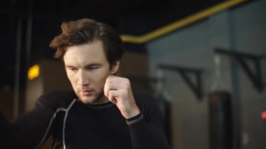Kızgın erkek boksör spor kulübünde ritim tutuyor. Spor salonunda erkek atlet eğitimi