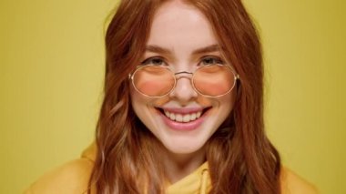 Kapalı alanda gülümseyen bir kadın. Stüdyoda objektife bakan romantik kız