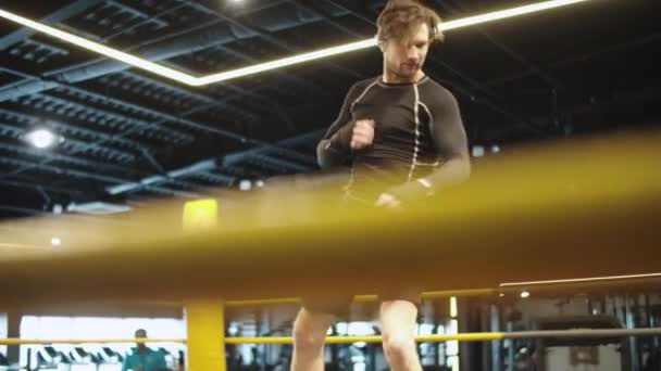 Técnicas deportivas de entrenamiento de hombre en el club deportivo. Hombre de deporte haciendo ejercicio en el gimnasio — Vídeos de Stock