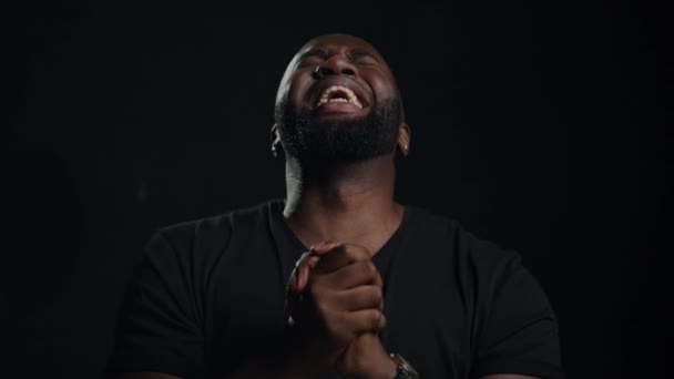 Hombre afroamericano haciendo gestos en el estudio. Afro chico posando en el interior — Vídeos de Stock