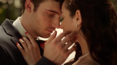 Parkta bekleyen tatlı bir çift. Erkek ve kadın açık hava düğününe hazırlanıyor.