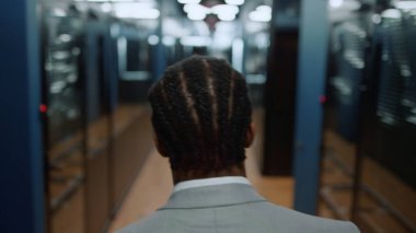 Arkadan bakan afro adam ofisinde buluşmaya devam ediyor. İş adamı buluşmaya gidiyor.