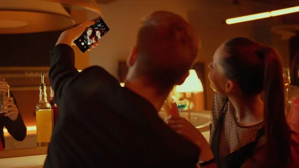 Sexy Paar macht Selfie im Nachtclub. Freunde fotografieren mit Cocktails — Stockfoto