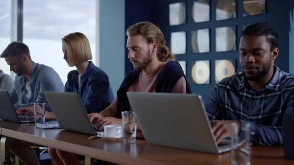 Multiethnische Geschäftsleute arbeiten im modernen Büro mit Laptop-Computern — Stockfoto