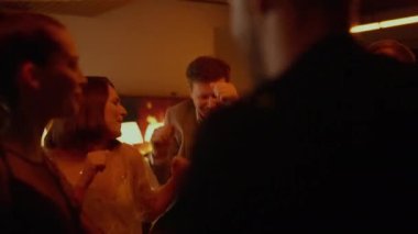 Restorandaki partide dans eden çok ırklı bir grup insan. Arkadaşlar kutluyor