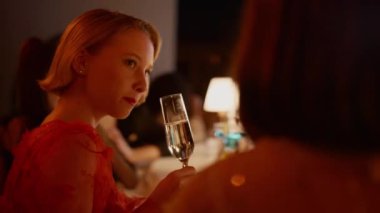 Barda şampanya içen güzel bir kız. Gece kulübünde bir bayan arkadaşımla konuşuyor.